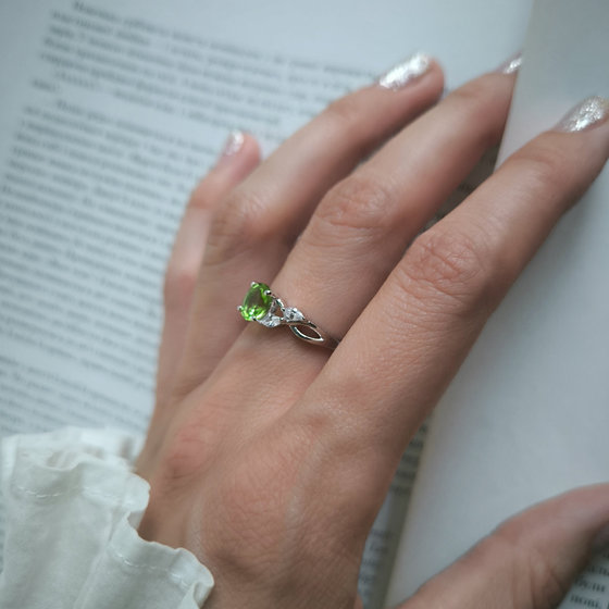 Серебряное кольцо с хризолітом 1.573ct, фианитами