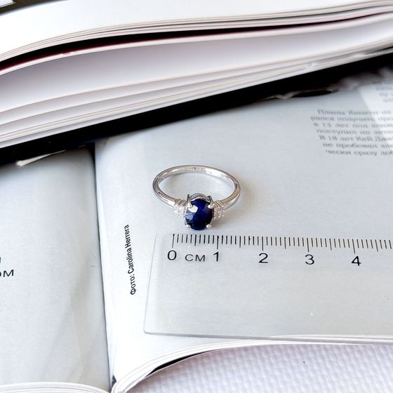 Серебряное кольцо с сапфиром 1.651ct, фианитами