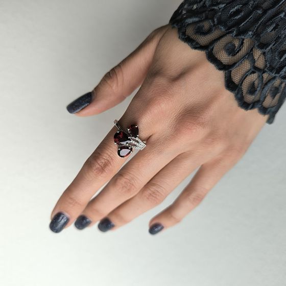 Серебряное кольцо с гранатом 4.313ct