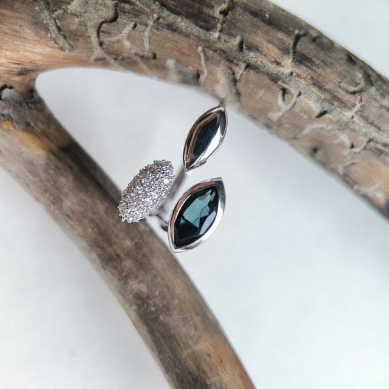 Серебряное кольцо с топазом Лондон Блю 1.283ct, фианитами