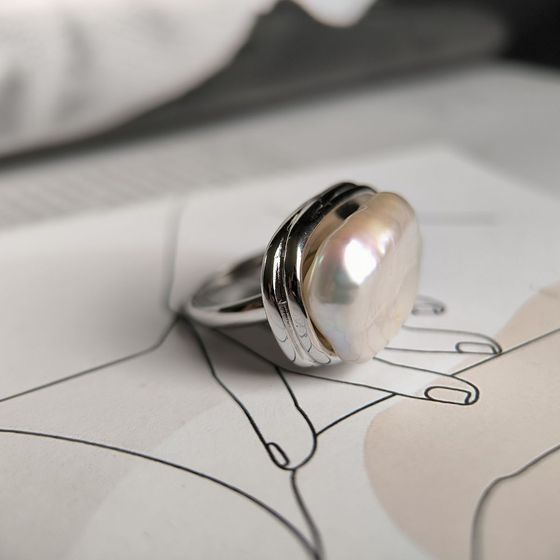 Серебряное кольцо с жемчугом барочным