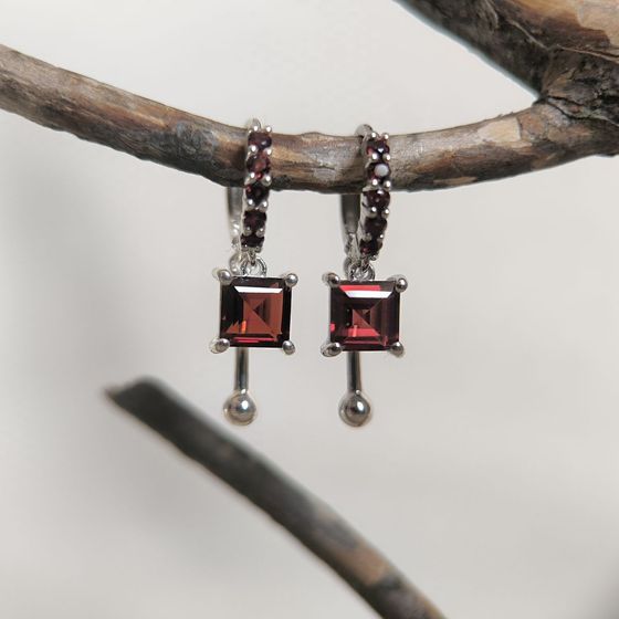 Серебряные серьги с гранатом 2.605ct