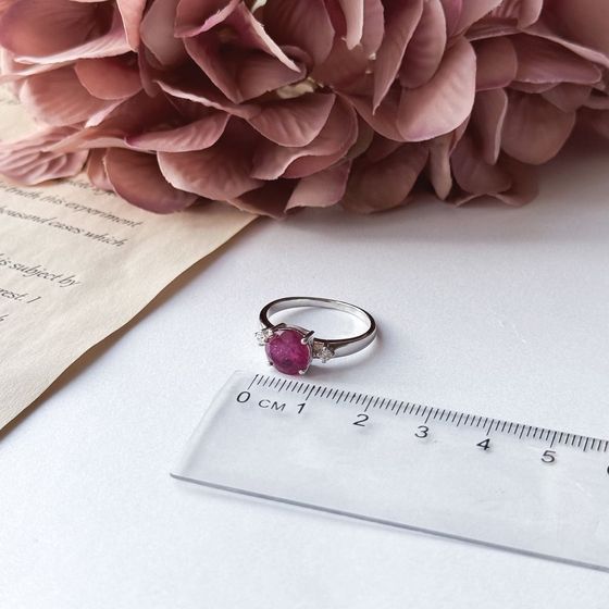 Серебряное кольцо с рубином 2.882ct, фианитами