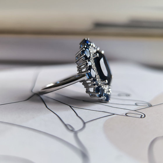 Серебряное кольцо с сапфиром nano