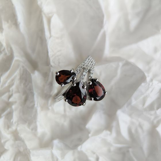Серебряное кольцо с гранатом 4.313ct
