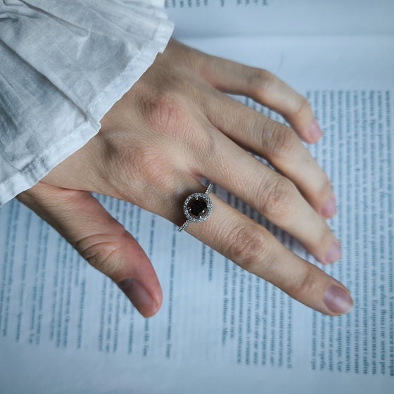 Серебряное кольцо с гранатом