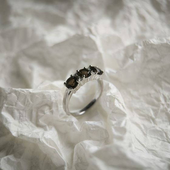 Серебряное кольцо с раухтопазом (дымчатым кварцем) 1.47ct, фианитами