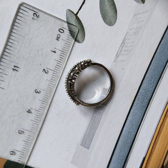 Серебряное кольцо с гранатом 1.125ct, фианитами