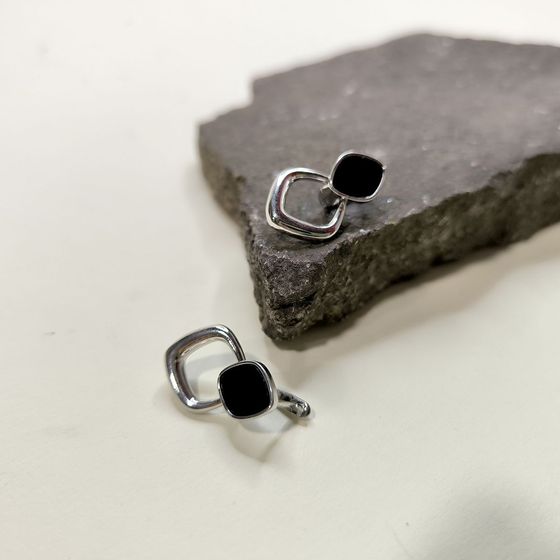 Серебряные серьги с ониксом