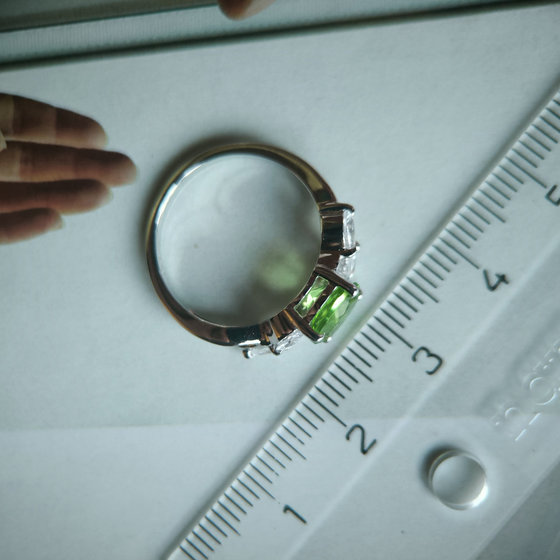 Серебряное кольцо с хризолітом 1.573ct, фианитами