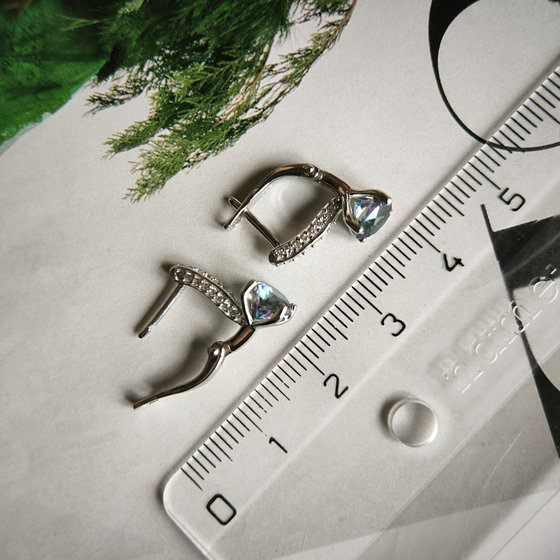 Серебряные серьги с мистик топазом 1.567ct, фианитами