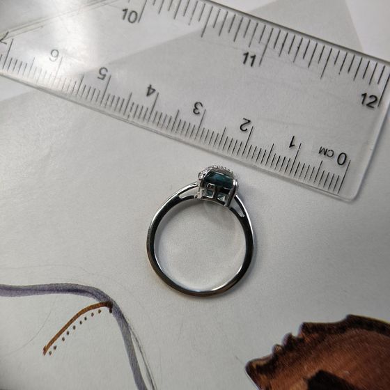 Серебряное кольцо с топазом Лондон Блю 1.841ct, фианитами