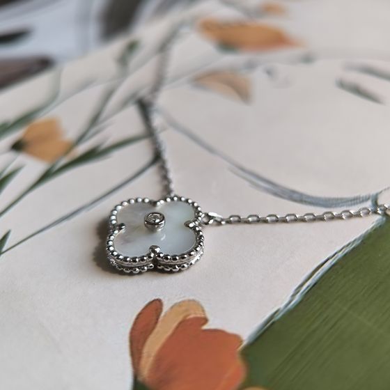 Серебряное колье с перламутром, фианитами