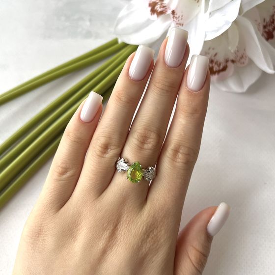 Серебряное кольцо с хризолітом 4.177ct, фианитами