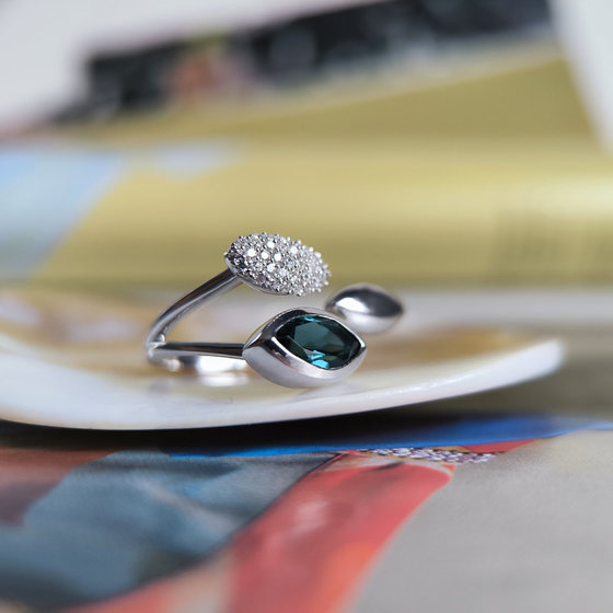 Серебряное кольцо с топазом Лондон Блю 1.283ct, фианитами