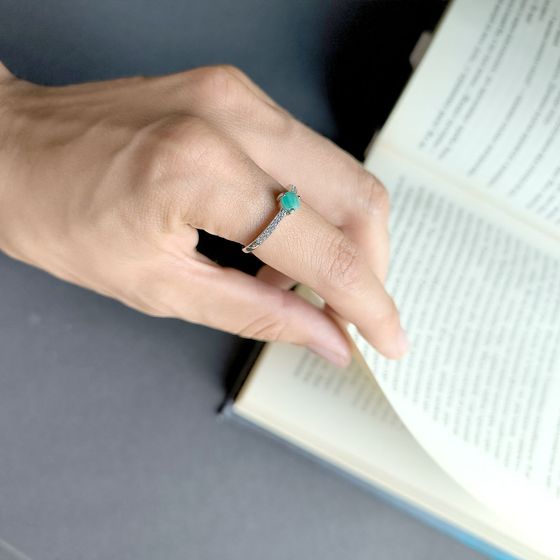 Серебряное кольцо с изумрудом 0.689ct, фианитами