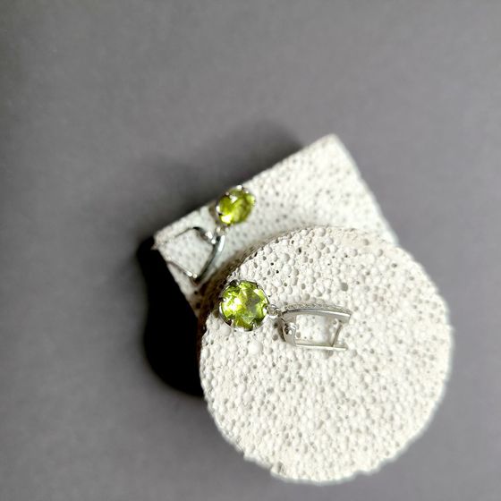 Серебряные серьги с хризолітом 5.637ct, фианитами