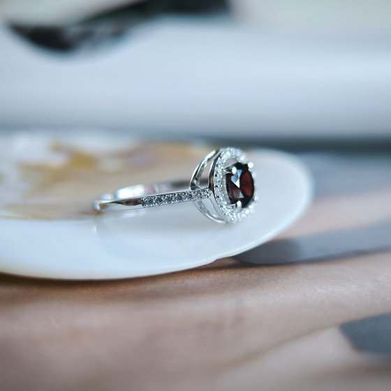 Серебряное кольцо с гранатом