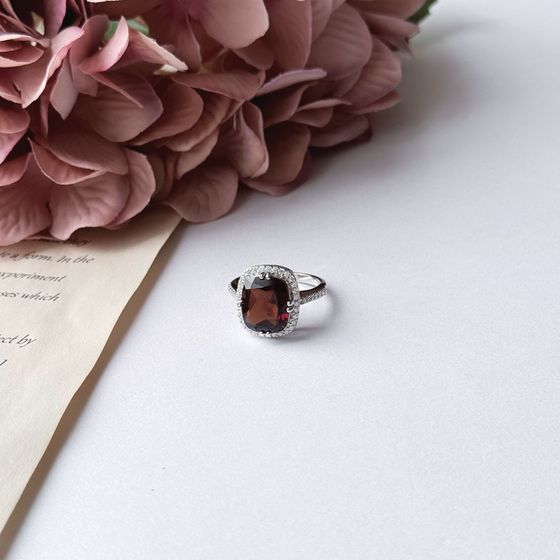 Серебряное кольцо с гранатом 6.307ct, фианитами
