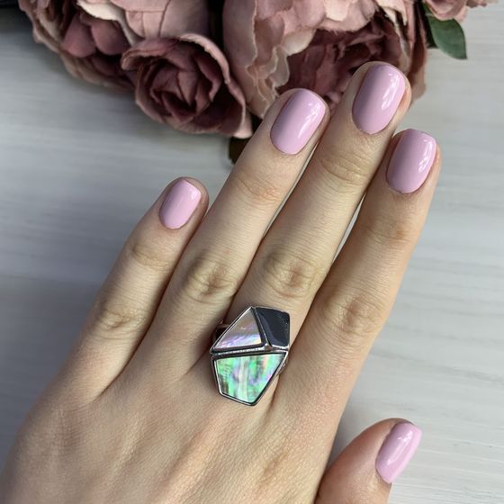 Серебряное кольцо с перламутром