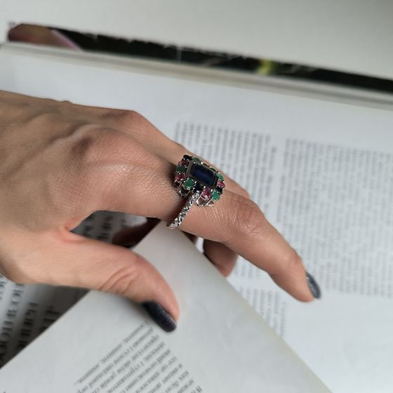 Серебряное кольцо с сапфиром 1.917ct, изумрудом, рубином