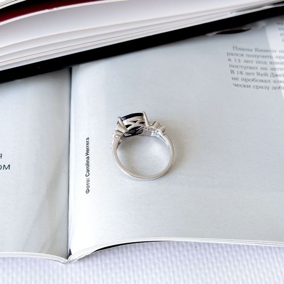Серебряное кольцо с сапфиром 3.507ct, фианитами