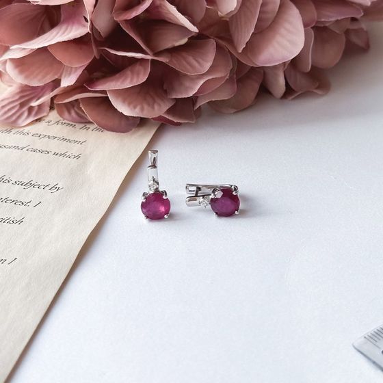 Серебряные серьги с рубином 5.723ct, фианитами