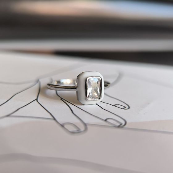 Серебряное кольцо с фианитами, емаллю