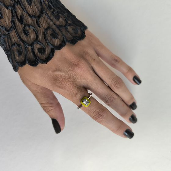 Серебряное кольцо с фианитами, емаллю