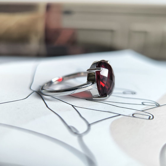 Серебряное кольцо с гранатом nano