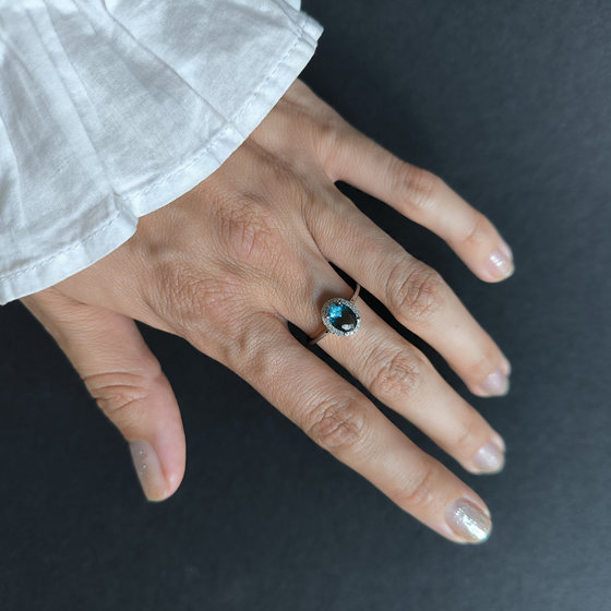 Серебряное кольцо с топазом Лондон Блю 1.031ct, фианитами