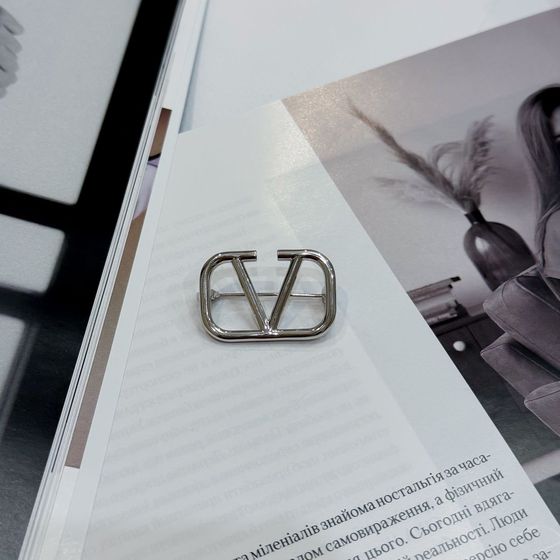 Серебряная брошка без камней