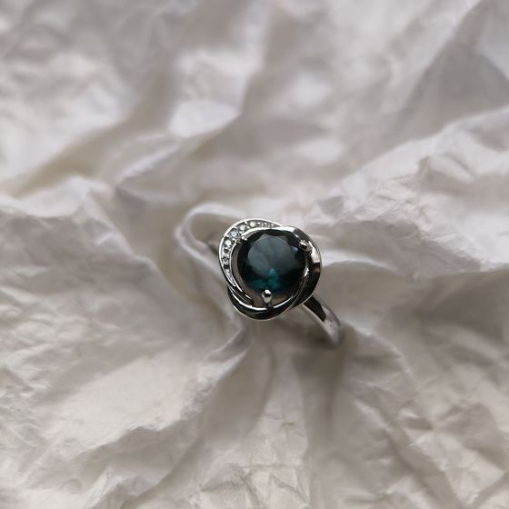 Серебряное кольцо с топазом Лондон Блю 1.091ct, фианитами