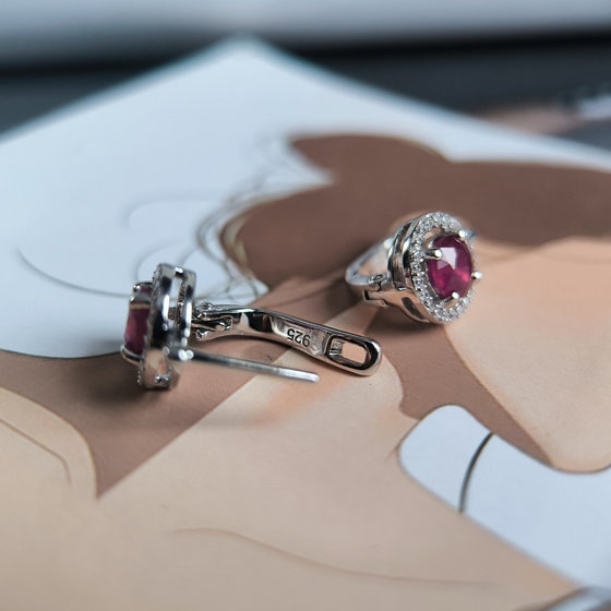 Серебряные серьги с рубином 2.672ct, фианитами
