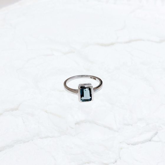 Серебряное кольцо с топазом Лондон Блю 1.41ct