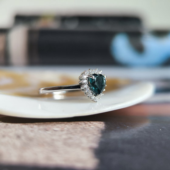 Серебряное кольцо с топазом Лондон Блю 0.945ct, фианитами