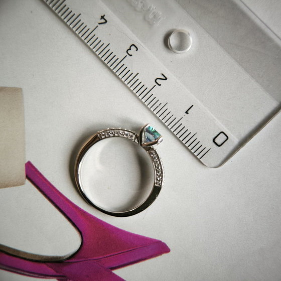Серебряное кольцо с мистик топазом 0.979ct, фианитами