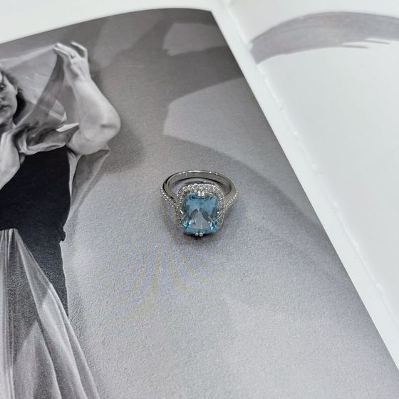 Серебряное кольцо с топазом 6.89ct, фианитами