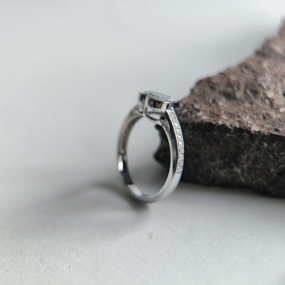 Серебряное кольцо с топазом 1.173ct, фианитами