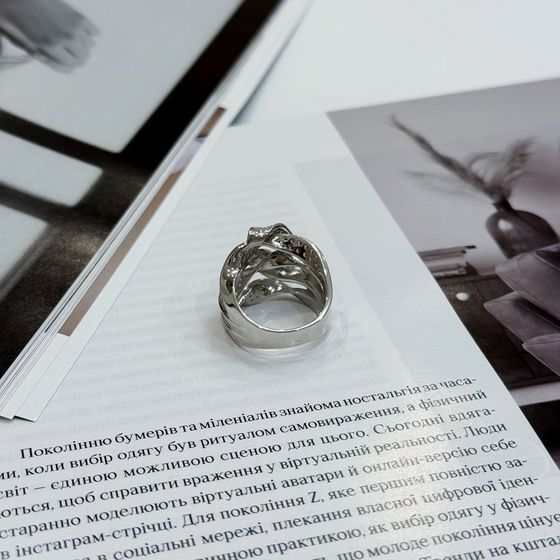 Серебряное кольцо с фианитами, емаллю
