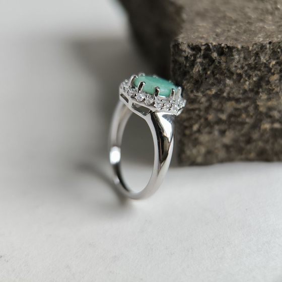 Серебряное кольцо с изумрудом, фианитами