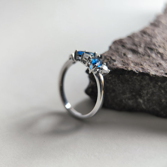 Серебряное кольцо с сапфиром nano