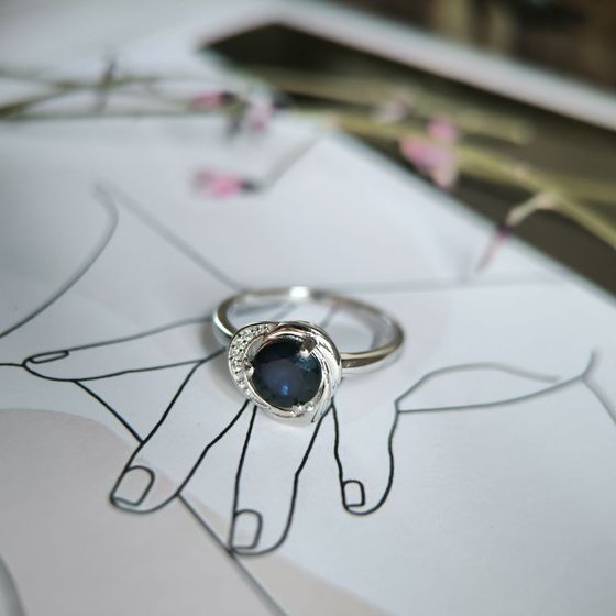 Серебряное кольцо с сапфиром 1.761ct, фианитами
