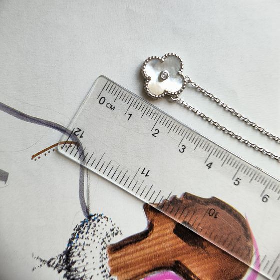 Серебряное колье с перламутром, фианитами