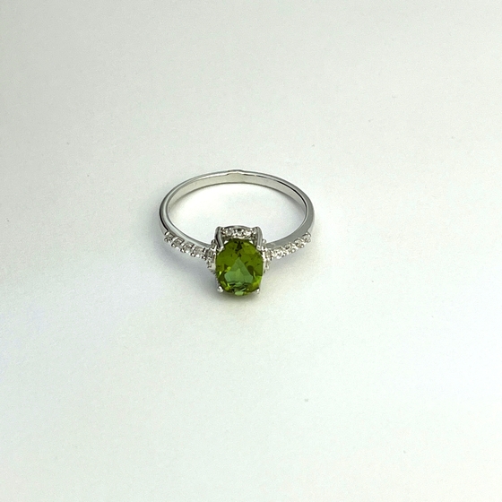 Серебряное кольцо с султанитом 2.133ct, фианитами