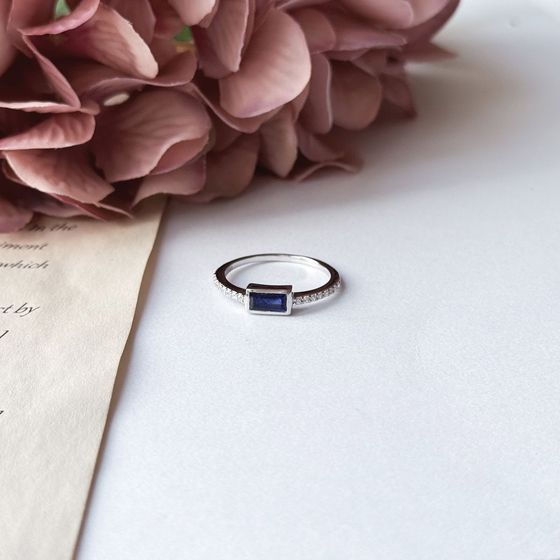 Серебряное кольцо с сапфиром 0.717ct, фианитами