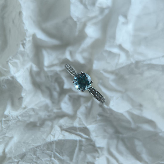 Серебряное кольцо с топазом 1.461ct, фианитами