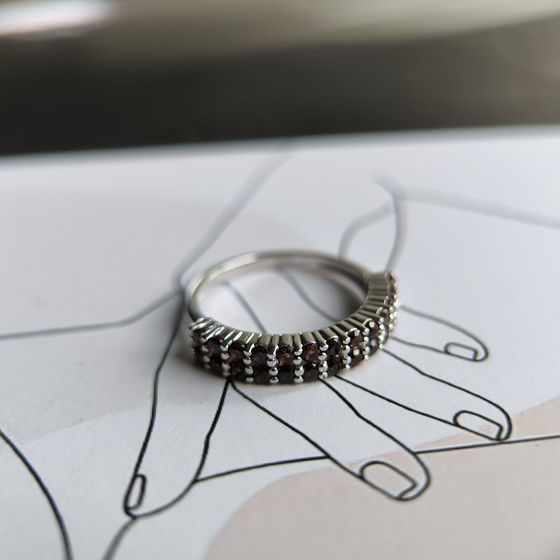 Серебряное кольцо с гранатом