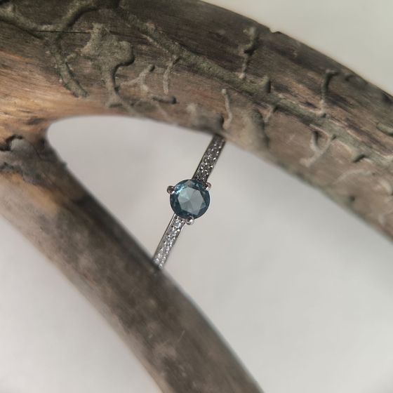 Серебряное кольцо с топазом Лондон Блю 0.536ct