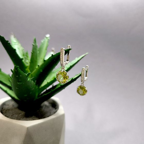 Серебряные серьги с хризолітом 5.637ct, фианитами